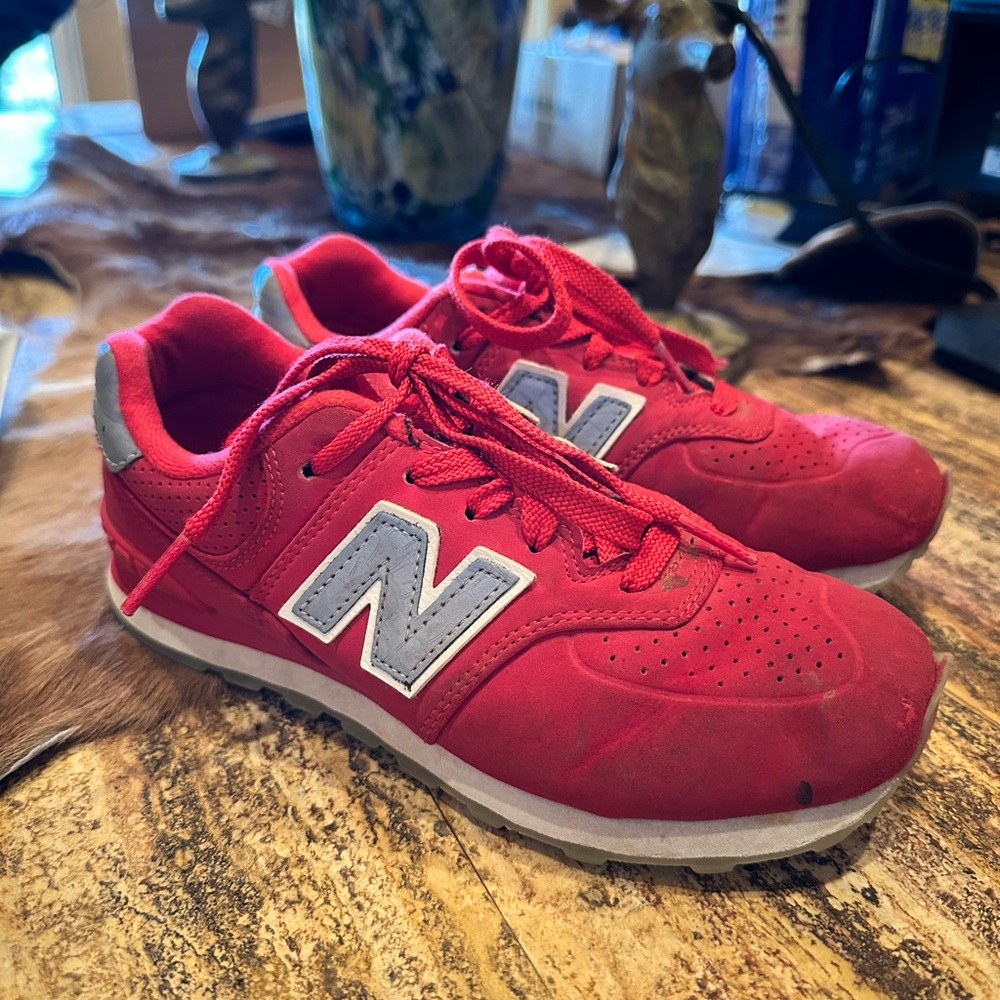 Great condition fun red classic New Balance- unisex!